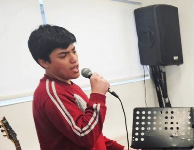 Estudiante del Instituto Don Bosco clasifica a dos festivales de la voz en una semana.