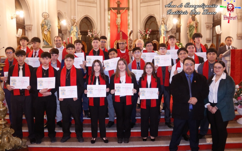 20 estudiantes recibieron el Sacramento de la Confirmación
