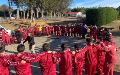 Alumnos compartiendo en los patios de la Casa de Retiro del Instituto Don Bosco de Punta Arenas
